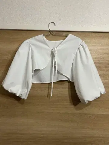 HARE 하레 화이트 볼륨 소매 볼레로