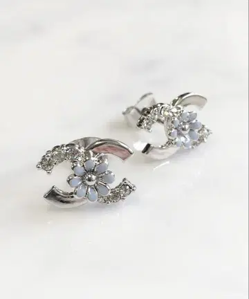 꽃 모티브 실버 귀걸이 양쪽 귀