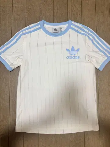 adidas 스트라이프 티셔츠 XS 사이즈 화이트/라이트 블루
