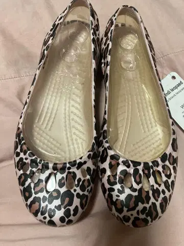 crocs 레오파드 무늬 플랫 샌들