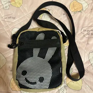 CUNE 메쉬 포켓 숄더백