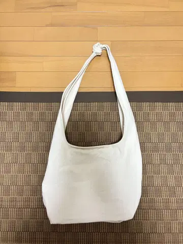 화이트 캔버스 숄더백 MUHET