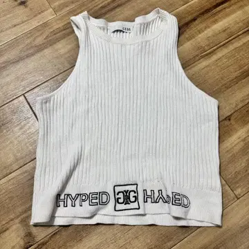 화이트 슬리브리스 리브 상의 GYDA