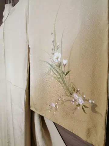 연한 노란색 그라데이션 꽃무늬 자수 부츠케 이중 기모노