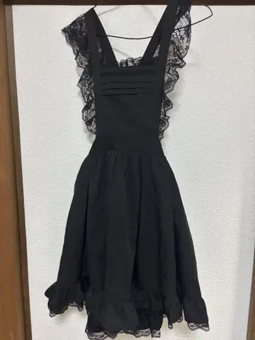 프릴 달린 블랙 원피스