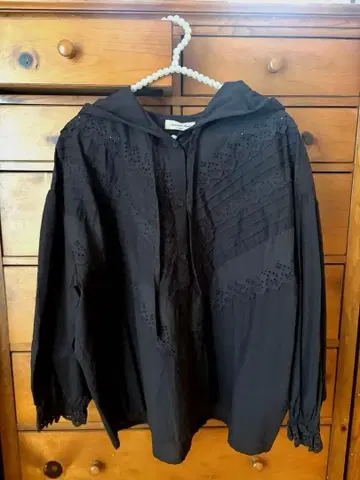 SamansaMos2 택 포함 미사용 레이스 후드 부착 흑먹색 블라우스