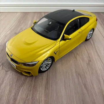BMW M4 1/18