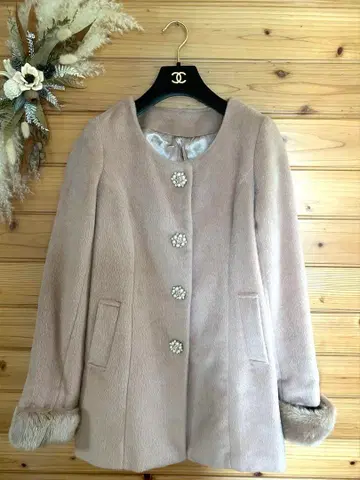 비쥬가 귀여운 베이지 퍼풍 롱 코트 M 사이즈