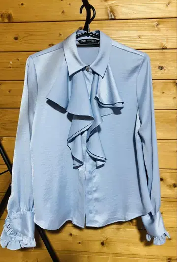 ZARA 프릴 장식 광택 라이트 블루 셔츠 새상품급 XS 24