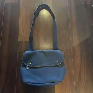 Brady 네이비 숄더백