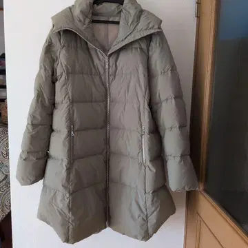 카키색 후드 부착 다운 자켓