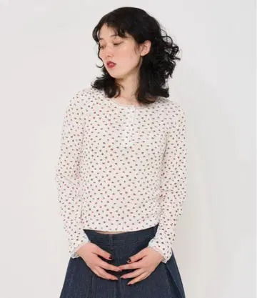 클리어 버튼 헨리넥 티셔츠 TINA: JOJUN