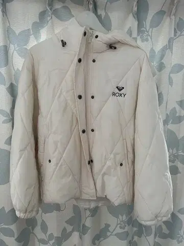 ROXY 화이트 퀼팅 다운 자켓