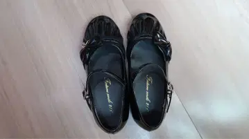 블랙 에나멜 리본 펌프스