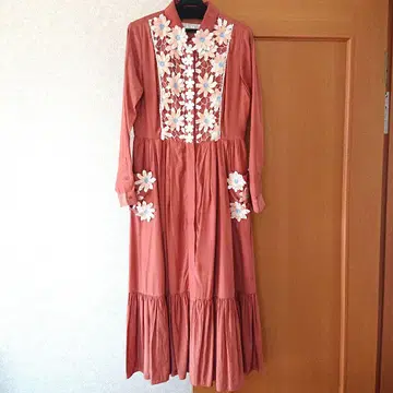 체스티 꽃무늬 자수 테라코타 롱 셔츠 원피스