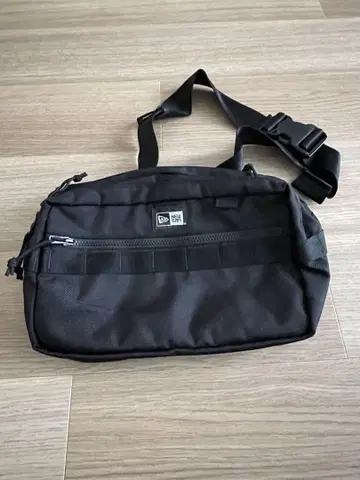 NEW ERA 블랙 바디백 웨스트 파우치