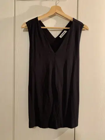 질 샌더 JILSANDER 블랙 V넥 슬리브리스 상의 입체 재단