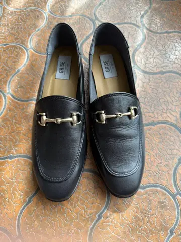 새상품 GRISE 블랙 로퍼 24.5