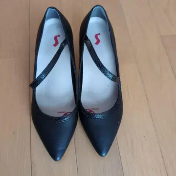블랙 스틸레토 펌프스