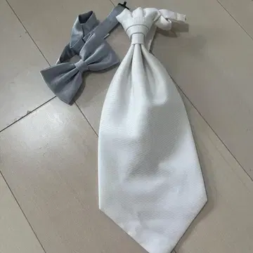 화이트 넥타이와 그레이 나비 넥타이 세트