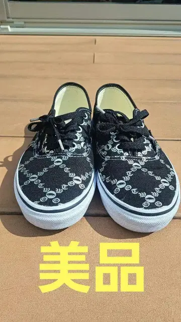 Vans 그래픽 프린트 스니커즈 블랙/화이트