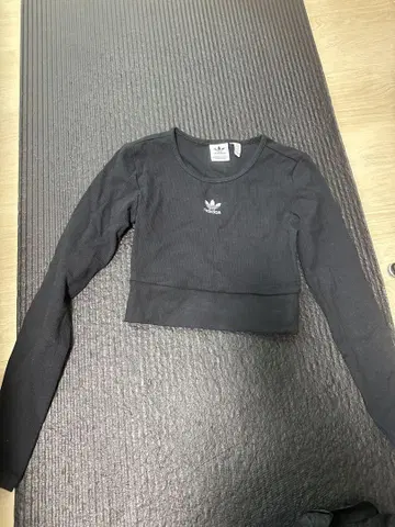 아디다스 크롭 긴팔 상의 블랙