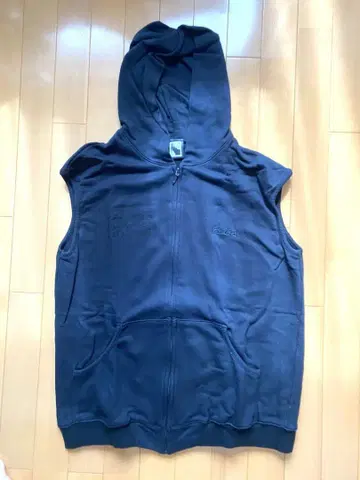 블랙 후드 부착 집업 베스트