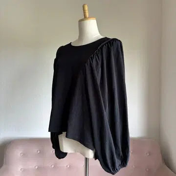 페넬 티셔츠 볼륨 슬리브 절개 블랙