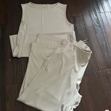 유니클로 베이지 탱크탑과 팬츠 셋업 티셔츠 덤