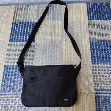 CORDURA 소재 블랙 숄더백