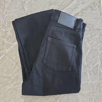 [ black ] New York High-Waisted Jeans