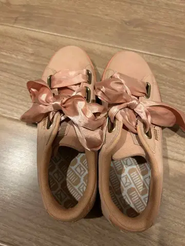 푸마 리본 포함 핑크 스니커즈