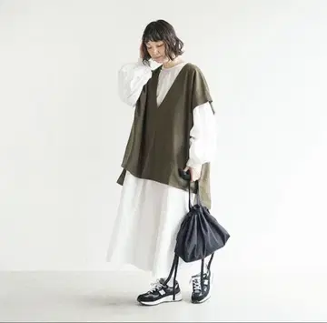 소라모나포쉐 리버서블 V넥 베스트 카키 우디하우스