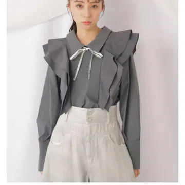 질스튜어트 프릴 블라우스 차콜 그레이