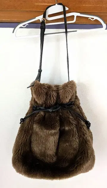 비올라 돌로 퍼 숄더백