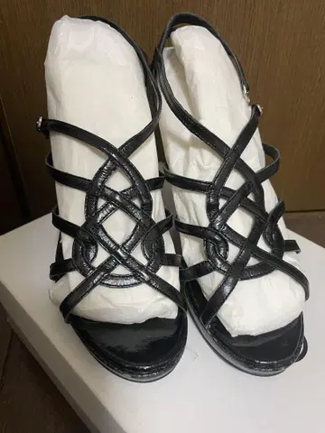 EIZO 블랙 에나멜 크로스 스트랩 하이힐 샌들