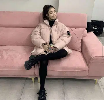 iu 착용 blackyak 다운 자켓