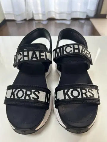 MICHAEL KORS 스포츠 샌들 로고 23cm