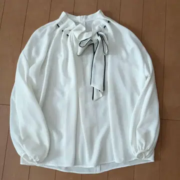 FENNEL 화이트 쉬폰 리본 포함 셔츠