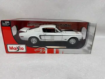 Maisto Special Edition 1/18 화이트 모델카