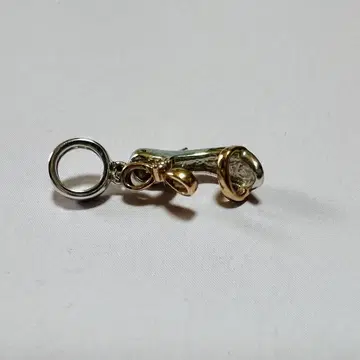 K10 화이트와 골드 콤비 샌들 펜던트.