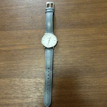 FURLA 그레이 가죽 아날로그 시계