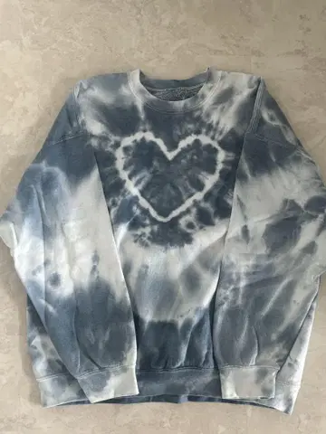 Urban outfitters 하트 타이 다이 맨투맨
