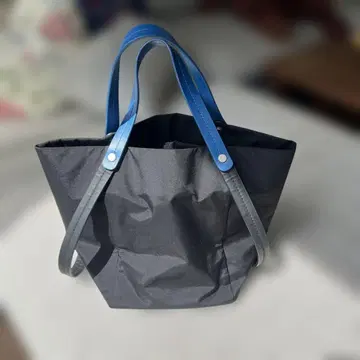 캠퍼 조디 나일론 토트백 블랙과 파랑