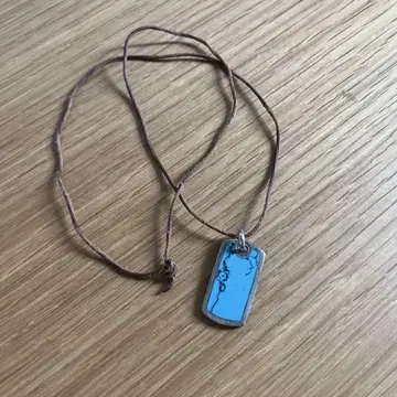 파란색 도그택 목걸이