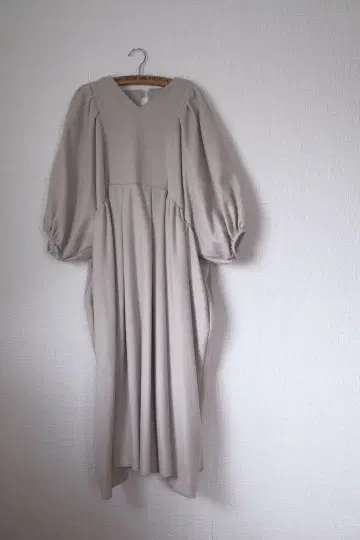 UNIVERSAL TISSU 울 캐시미어 비버 턱 개더 원피스