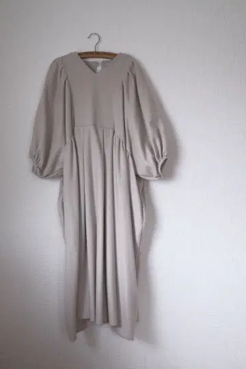 미사용 새상품 UNIVERSAL TISSU 울 캐시미어 비버 원피스