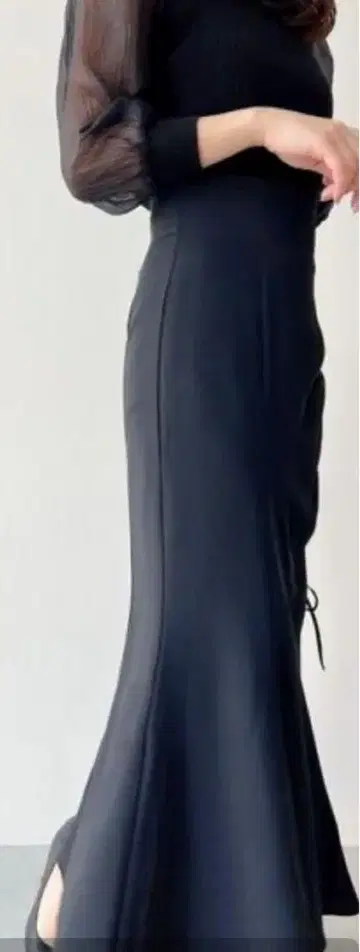 블랙 슬릿 플레어 롱 스커트