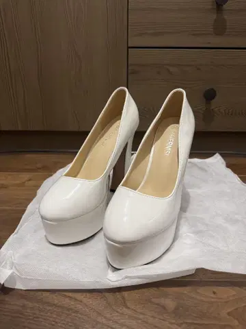 화이트 에나멜 플레인 펌프스