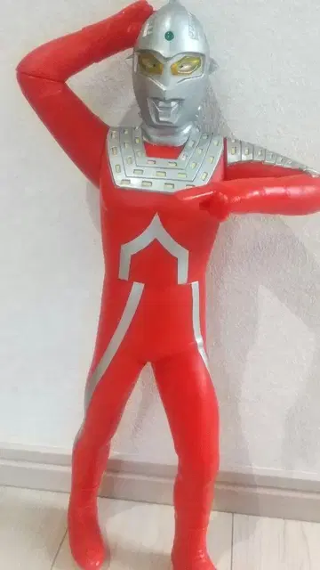 울트라맨 피규어 빨간색과 은색